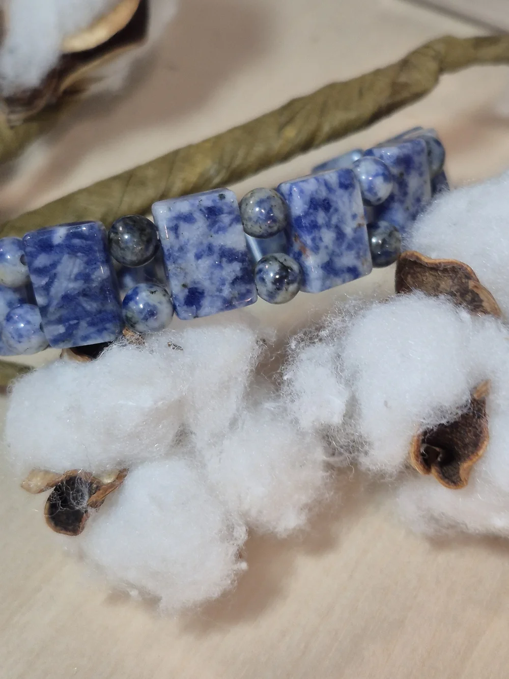 💙🤍NEW💙🤍 PRETTY!! Natural Stone BLUE DOT STONE Stretch Bracelet